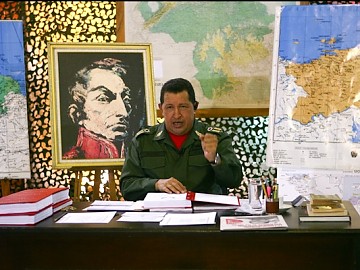 O presidente venezuelano Hugo Ch&aacute;vez criticou a pol&iacute;tca de &Aacute;lvaro Uribe