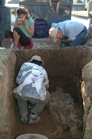 O equipo percorreu algunha das exhumaci&oacute;ns de cad&aacute;veres realizadas no pa&iacute;s nos &uacute;ltimos meses