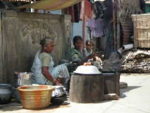 Unhas mulleres preparan idlis, unhas torti&ntilde;as tradicionais de arroz feito ao vapor e lentellas negras, en Paduvai Nagar. Foto: Mar&iacute;a Reim&oacute;ndez