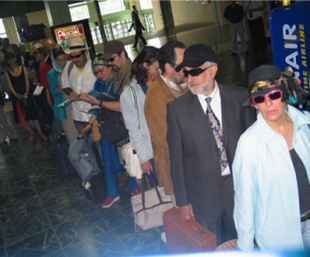 Presentaci&oacute;n de "Medidas Preventivas", de Gustavo Pernas, no aeroporto da Labacolla.