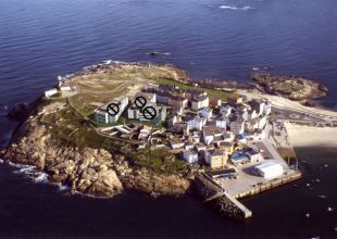 A pen&iacute;nsula, marcados con tres c&iacute;rculos negros os dese&ntilde;os dos edificios que se proxectan constru&iacute;r