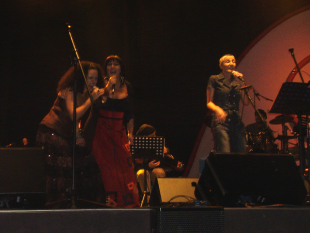 Ceumar, Ux&iacute;a e Mercedes Pe&oacute;n cantando 'Paral&aacute;'