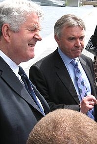 O l&iacute;der dos laboristas, Rhodri Morgan (esquerda), e do Plaid, Ieuan Wyn Jones