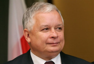 Lech Kaczyński &eacute; presidente de Polonia dende 2005. Lidera, xunto co seu irm&aacute;n xemelgo Jaroslaw o partido pol&iacute;tico Prawo i Sprawiedliwość (PiS )