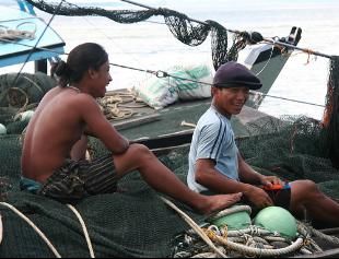 Mari&ntilde;eiros indonesios, expertos no seu traballo, pero explotados en Europa