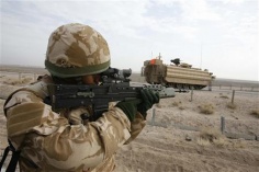 Un soldado brit&aacute;nico, este semana en Basora