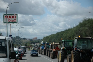 &Aacute; sa&iacute;da da marcha, os tractores pasaron pola &aacute;rea comercial Maxi D&iacute;a, fortemente custodiada pola polic&iacute;a