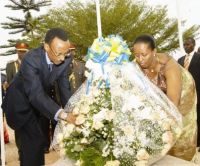 Kagame e a s&uacute;a esposa, este martes