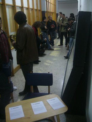 Os xornalistas agardaron durante horas &aacute;s portas da sala na que se celebraba a xunta