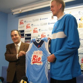 Daniel Clark coa s&uacute;a nova camiseta