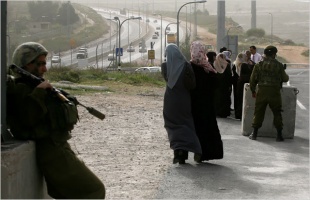 Soldados israel&iacute;s custodian os pasos &aacute; estrada 443