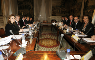 Os conselleiros Afonso Rueda e Marta Fern&aacute;ndez Curr&aacute;s na xuntanza en Madrid con representantes do goberno espa&ntilde;ol