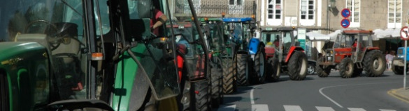 Imaxe da tractorada, esta quinta feira &aacute; tarde, por Compostela