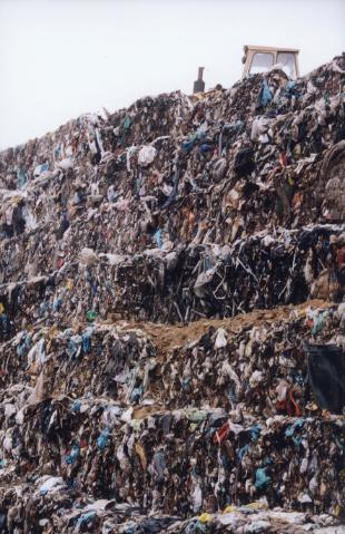 A finais de 2002,cando se tirou esta imaxe, o vertedoiro da Areosa xa acadara unha dimesi&oacute;n preocupante / Foto: Tempos Novos