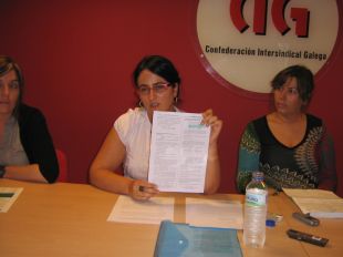A presidenta do comit&eacute;, Laura Est&eacute;vez, m&oacute;stralle aos xornalistas copias do diarios oficiais onde se anunciaron os procesos de selecci&oacute;n