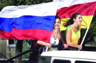 Celebraci&oacute;n da decisi&oacute;n do Parlamento ruso nas r&uacute;as de Tsjinvali (Osetia do Sur)