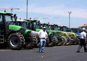 Os tractores contin&uacute;an aparcados no Mercado de Amio (Santiago) agardando pola decisi&oacute;n da Inlac