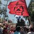 Represi&oacute;n policial fronte &aacute; embaixada de Brasil en Tegucigalpa