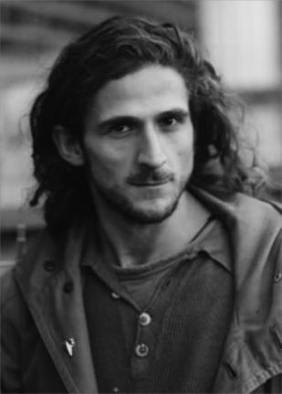 Unha outra fotograf&iacute;a de Carlos Sante, co cabelo longo