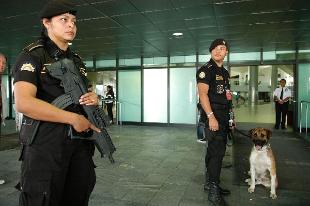 Polic&iacute;a nun aeroporto