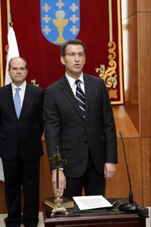 Feijoo promete o seu cargo como presidente da Xunta, ante a mirada do representante do goberno espa&ntilde;ol, Manuel Chaves