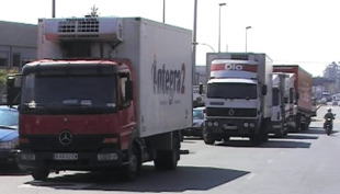 Bloquearon durante case d&uacute;as horas a entrada de cami&oacute;ns a Mercagalicia, o centro lox&iacute;stico de D&iacute;a