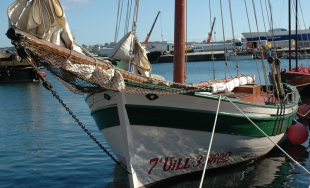 O buque Nueva Sof&iacute;a no peirao de Curuxeiras en Ferrol durante o VIII Encontro de Embarcaci&oacute;ns Tradicionais (xullo de 2008)