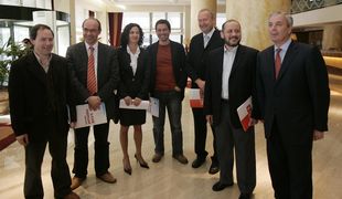 Imaxe da comisi&oacute;n antes de sentar a negociar