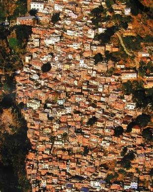 Imaxe a&eacute;rea dunha zona de favelas