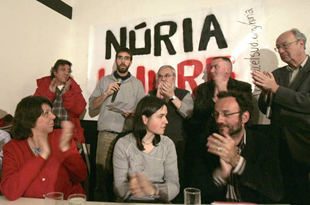Acto de presentaci&oacute;n de comunicado de personalidades, 11 de abril. (Abaixo a dereita, Benet Salellas).