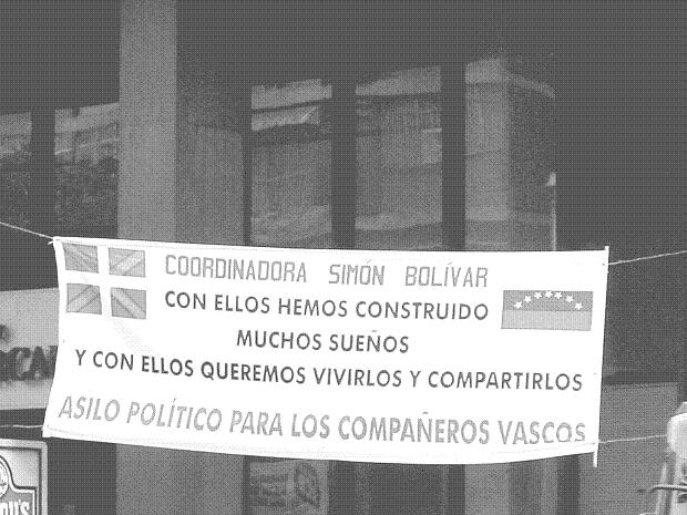 Pancarta contra as extradici&oacute;ns de cidad&aacute;ns vascos en Caracas. Foto &copy; Xurxo Mart&iacute;nez Crespo