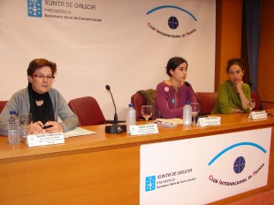 Presentaci&oacute;n da iniciativa. Elvira Cienfuegos , Mar&iacute;a Reim&oacute;ndez e Virginia Rodr&iacute;guez