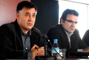 &Aacute; esquerda da imaxe, o fotoxornalista Gervasio S&aacute;nchez