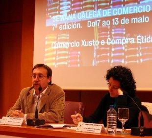 Xo&aacute;n Hermida, director de Amarante, e Fernanda Cou&ntilde;ago, coordinadora da campa&ntilde;a Roupa Limpa, presentaron as actividades no CIP