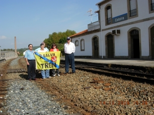 Membros da plataforma Salvar o Tren a p&eacute; da estaci&oacute;n de Catoira en denuncia polo levantamento de v&iacute;as