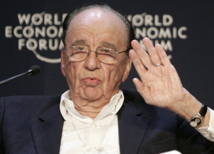 Rupert Murdoch, o magnate medi&aacute;tico conservador de News Corporation, &eacute; un dos participantes e financiadores da cita