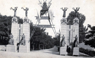 Imaxes dalg&uacute;ns dos edificios e arcos que se constru&iacute;ron en 1909 para acoller a exposici&oacute;n