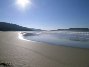 Outros lugares da parroquia de Esmelle: Igrexa de San Xo&aacute;n e a praia