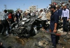 Palestinos observan un coche bombardeado nun ataque israel&iacute;