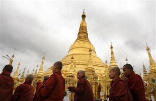 Os monxes concentr&aacute;ronse este martes ante a pagoda de Shwedagon, no centro de Rang&uacute;n