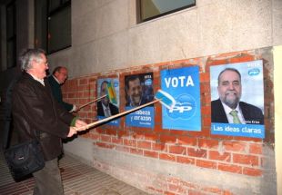 Hern&aacute;ndez Coch&oacute;n pegando carteis do PP polas r&uacute;as de Sada