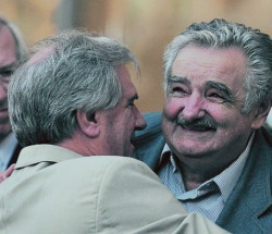Tabar&eacute; V&aacute;zquez deixa o cargo, que ser&aacute; asumido por Pepe M&uacute;jica