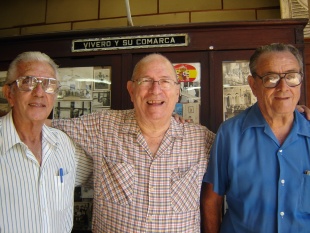 Pedro Trigo (centro) con outros membros da Asociacion Vivero y su Comarca no centro galego da Habana - 2006 / Foto: Mar&iacute;a Golpe