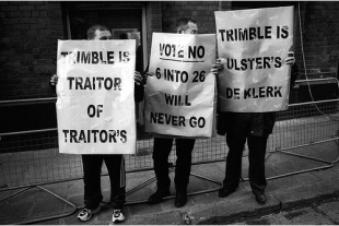 Protestas dos unionistas, en contra dos acordos e do l&iacute;der dos protestantes, David Trimble