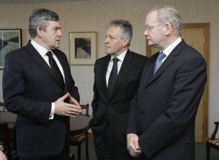 (De esq. a der.) Brown, primeiro ministro brit&aacute;nico; o seu hom&oacute;logo na rexi&oacute;n, Robinson (DUP), e o segundo deste, McGuiness (Sinn F&eacute;in), este luns