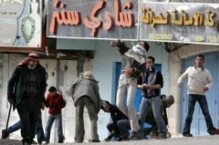 Palestinos lanzan pedras a soldados israel&iacute;s