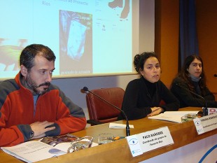 Paco Ba&ntilde;obre, Virginia Rodr&iacute;guez e Marga Migu&eacute;ns presentaron o informe no Club Internacional de Prensa