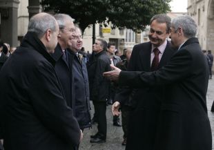 Zapatero e S&oacute;crates bromean con Touri&ntilde;o
