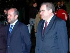 Ismael Rego (dereita) con Ricardo Varela, entrando ao debate / Foto: C&eacute;sar Galdo