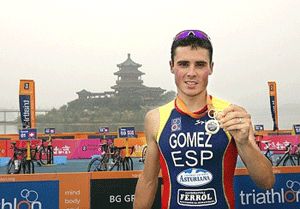 G&oacute;mez Noya coa medalla de ouro ga&ntilde;ada na BG Copa do Mundo de Beix&iacute;n